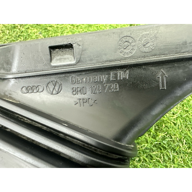 Патрубок воздушного фильтра (впускная система) AUDI Q5 8R 2012 3.2 8R0129739