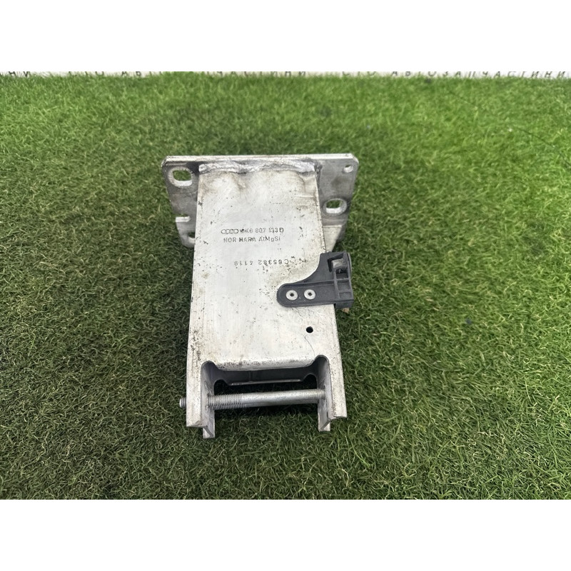 Кронштейн усилителя бампера (стекла и зеркала) AUDI A4 B8 2014 2.0 TFSI 8K0807133D