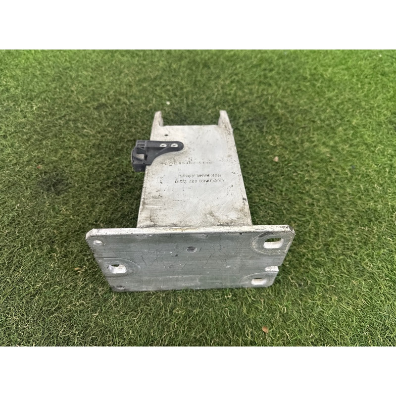 Кронштейн усилителя бампера (стекла и зеркала) AUDI A4 B8 2014 2.0 TFSI 8K0807133D