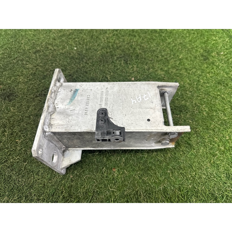 Кронштейн усилителя бампера (стекла и зеркала) AUDI A4 B8 2014 2.0 TFSI 8K0807134D