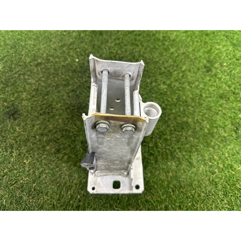 Кронштейн усилителя бампера (стекла и зеркала) AUDI A4 B8 2014 2.0 TFSI 8K0807134D