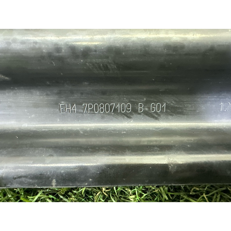 Усилитель бампера (наружные элементы кузова) Volkswagen Touareg NF 2013 3.6 7P0807109D