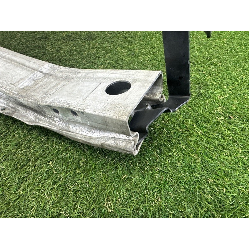 Усилитель бампера (наружные элементы кузова) AUDI A4 B8 2014 2.0 TFSI 8K0807113F