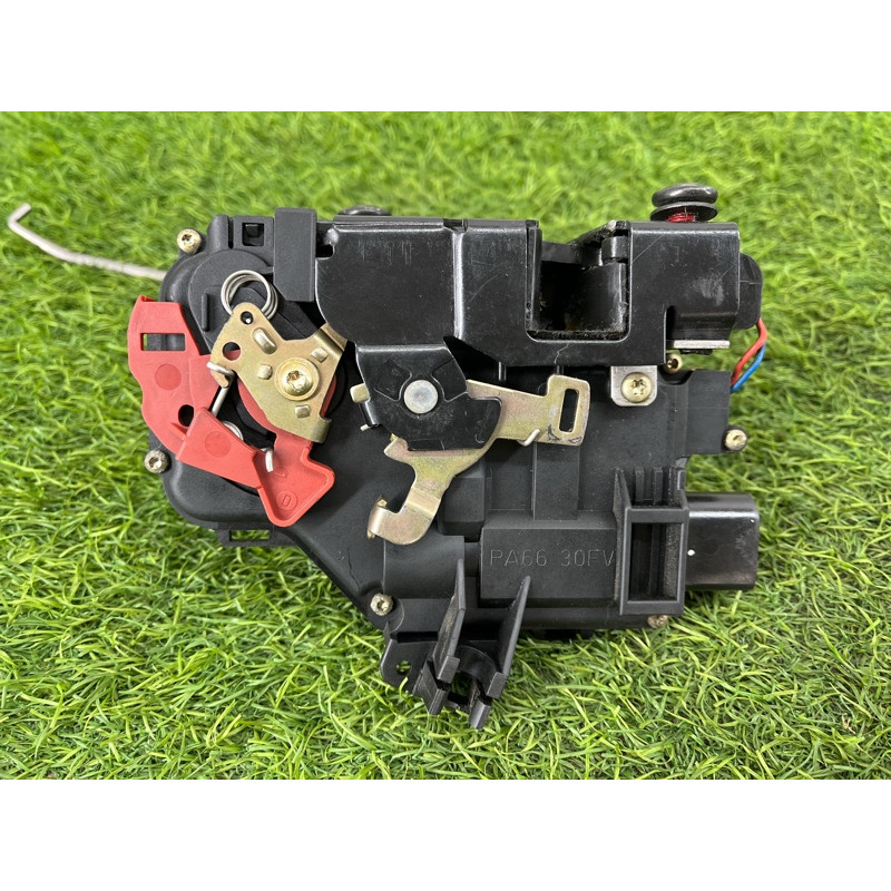 Замок двери (кузов и элементы) AUDI A4 B6 2.4BDV 8E1837016C