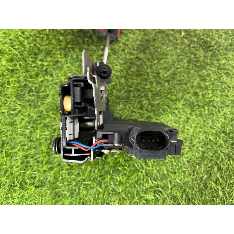 Замок двери (кузов и элементы) AUDI A4 B6 2.4BDV 8E1837016C