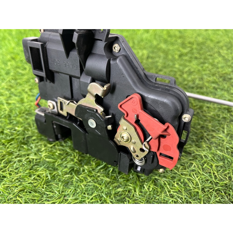 Замок двери (кузов и элементы) AUDI A4 B6 2.4BDV 8E1837016C