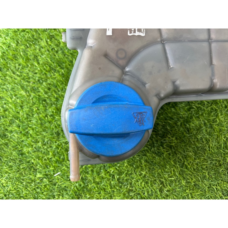 Бачок расширительный (система охлаждения) AUDI A4 B6 2.4BDV 8E0121403A