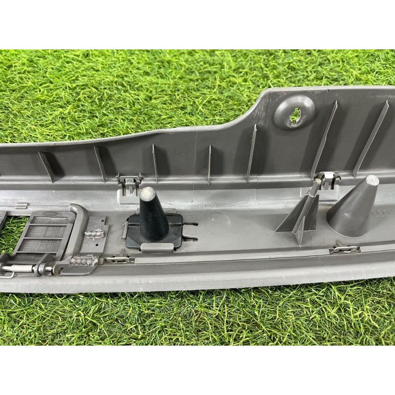 Накладка замка крышки багажника (салон) AUDI A4 B6 2.4BDV 8E9864483B24S