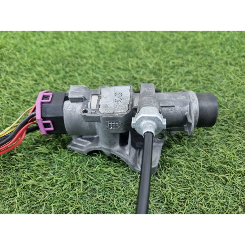 Личинка замка двери с ключом (кузов и элементы) AUDI A4 B6 2.4BDV 4B0905851B