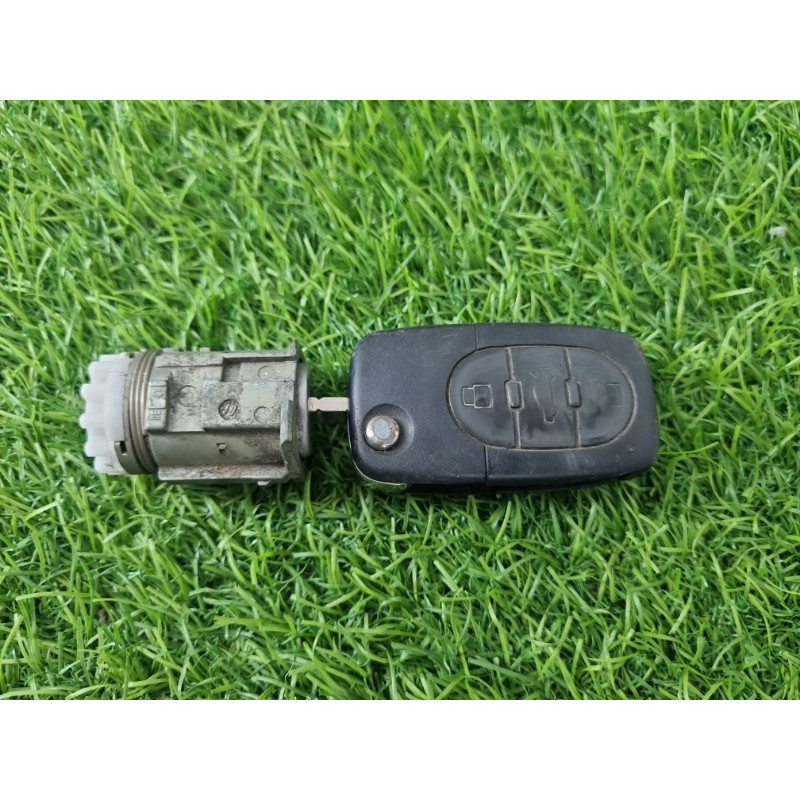 Личинка замка двери с ключом (кузов и элементы) AUDI A4 B6 2.4BDV 4B0905851B