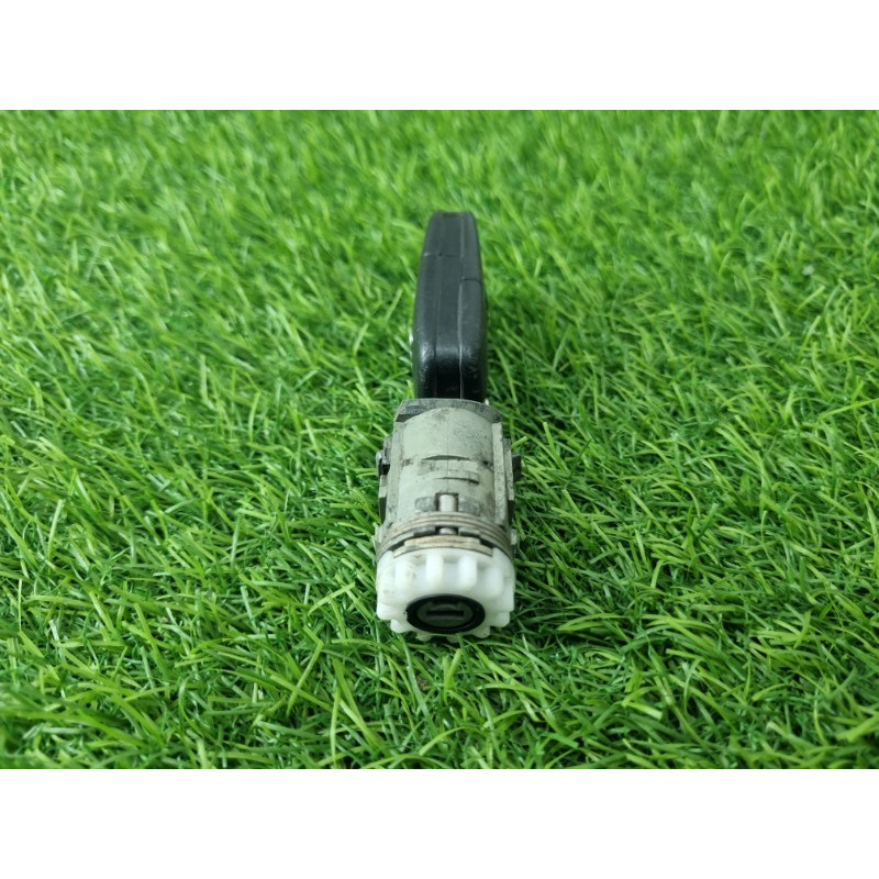 Личинка замка двери с ключом (кузов и элементы) AUDI A4 B6 2.4BDV 4B0905851B