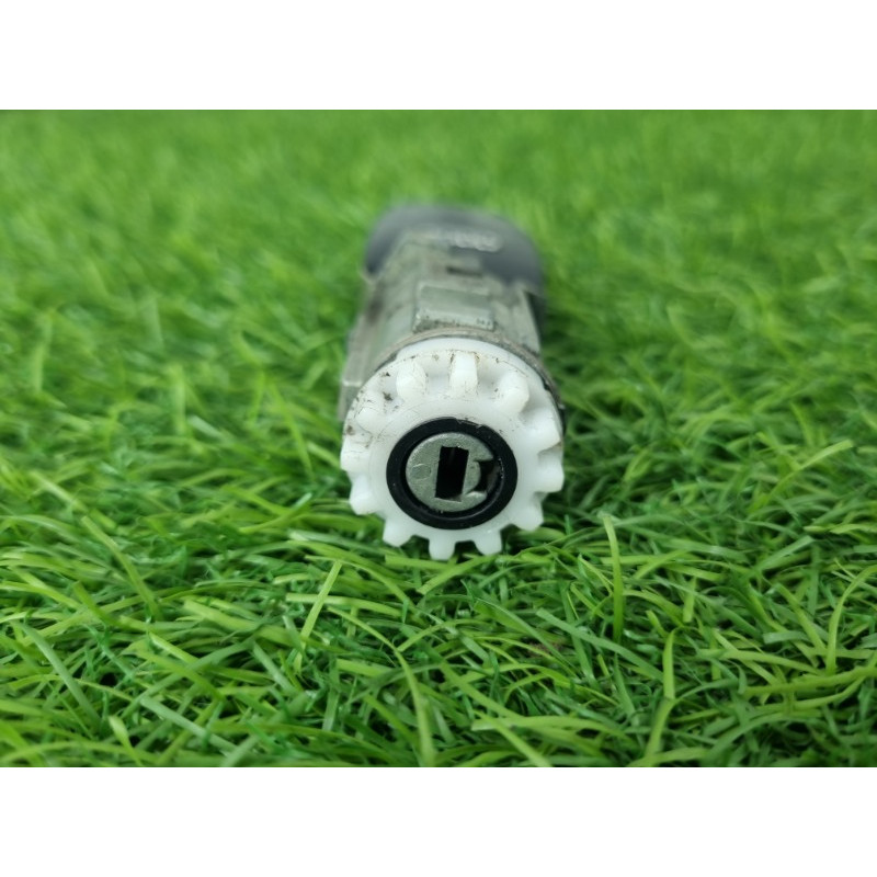 Личинка замка двери с ключом (кузов и элементы) AUDI A4 B6 2.4BDV 4B0905851B