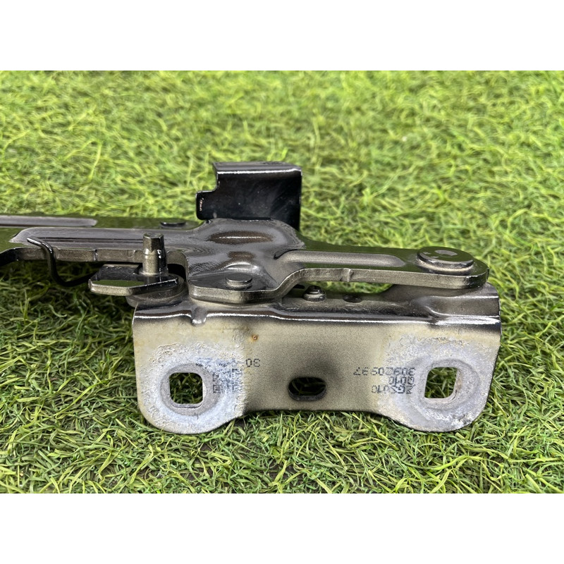 Петля капота (кузов и элементы) Mercedes-Benz EQB 350 X243 2022 A1778801100