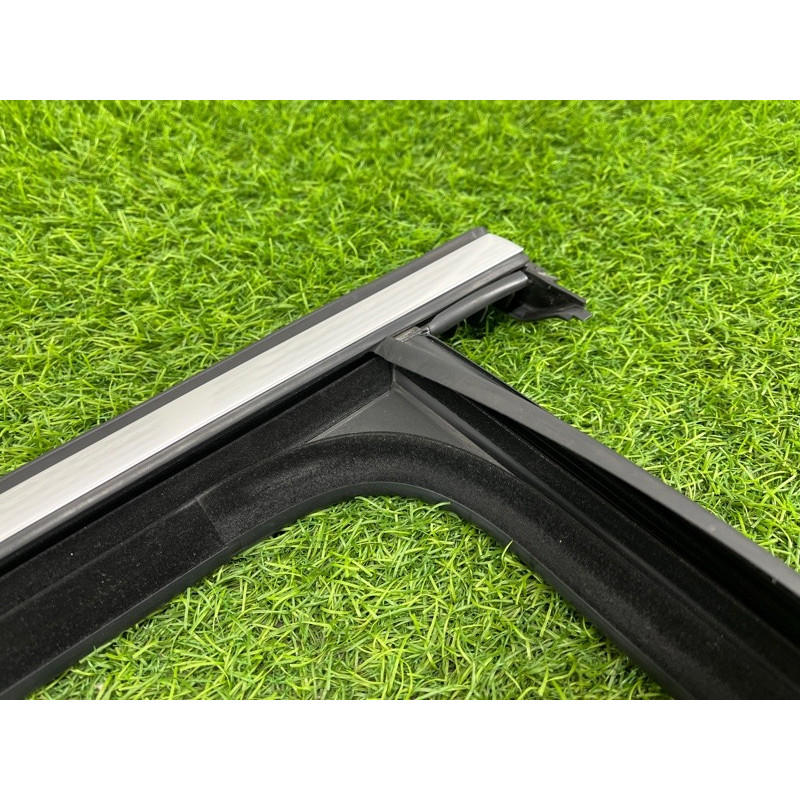 Молдинг стекла (кузов и элементы) Mercedes-Benz EQB 350 X243 2022 A2477352600