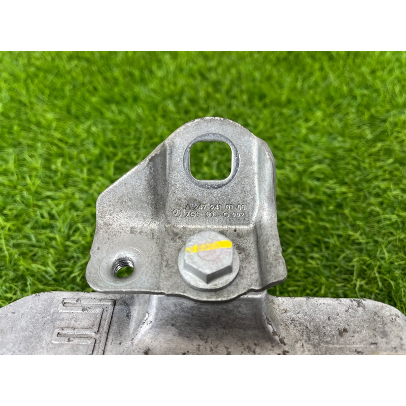 Подушка двигателя (двигатель и элементы) Mercedes-Benz EQB 350 X243 2022 A2432402500