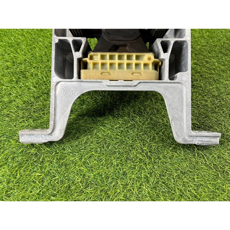 Подушка двигателя (двигатель и элементы) Mercedes-Benz EQB 350 X243 2022 A2432402200