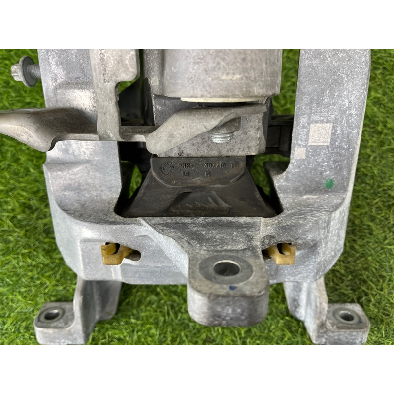 Подушка двигателя (двигатель и элементы) Mercedes-Benz EQB 350 X243 2022 A2432402200