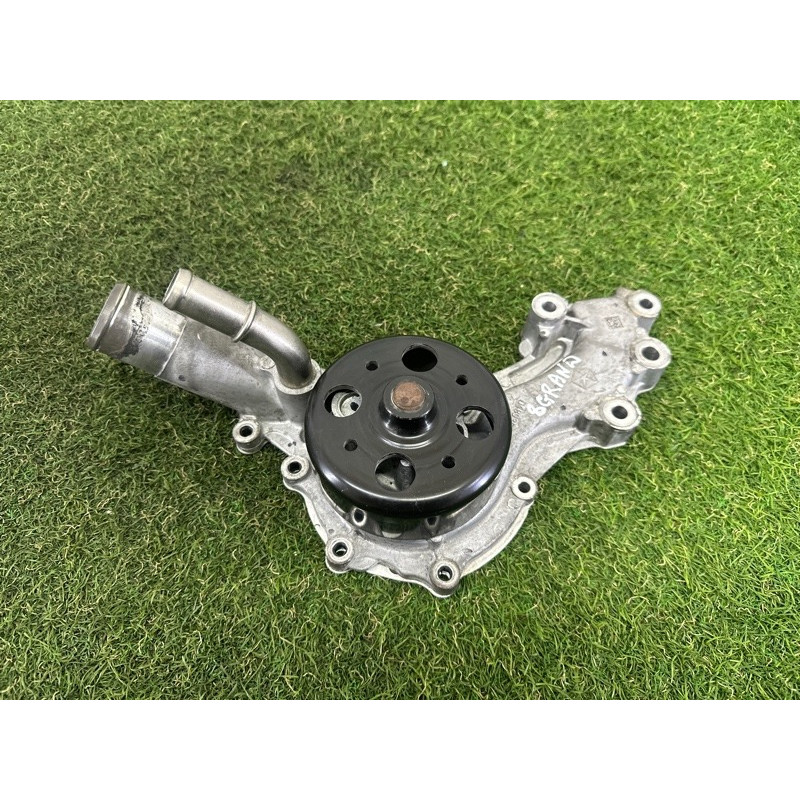 Помпа (система охлаждения) Jeep Grand Cherokee WK2 2018 3.6 68311108AA