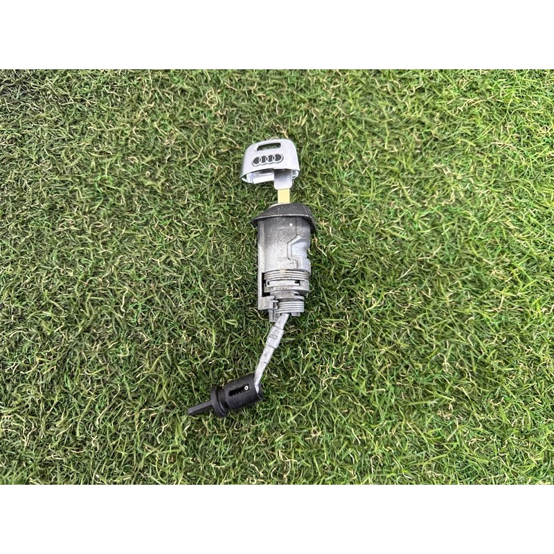 Личинка замка двери с ключом (кузов и элементы) AUDI A4 B9 2017 2.0 TFSI 107837167EN