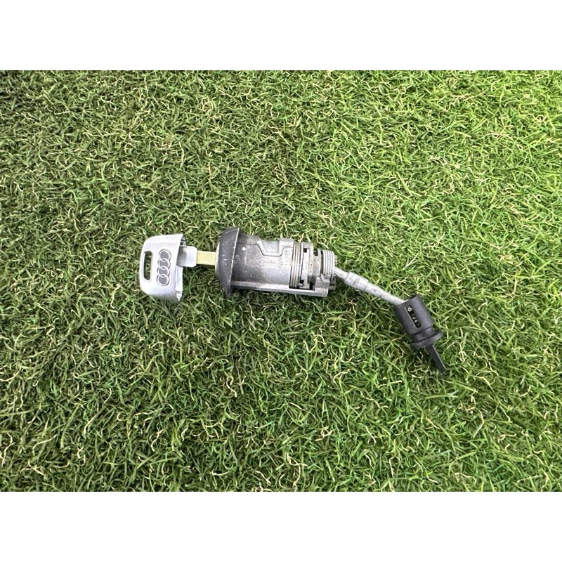 Личинка замка двери с ключом (кузов и элементы) AUDI A4 B9 2017 2.0 TFSI 107837167EN