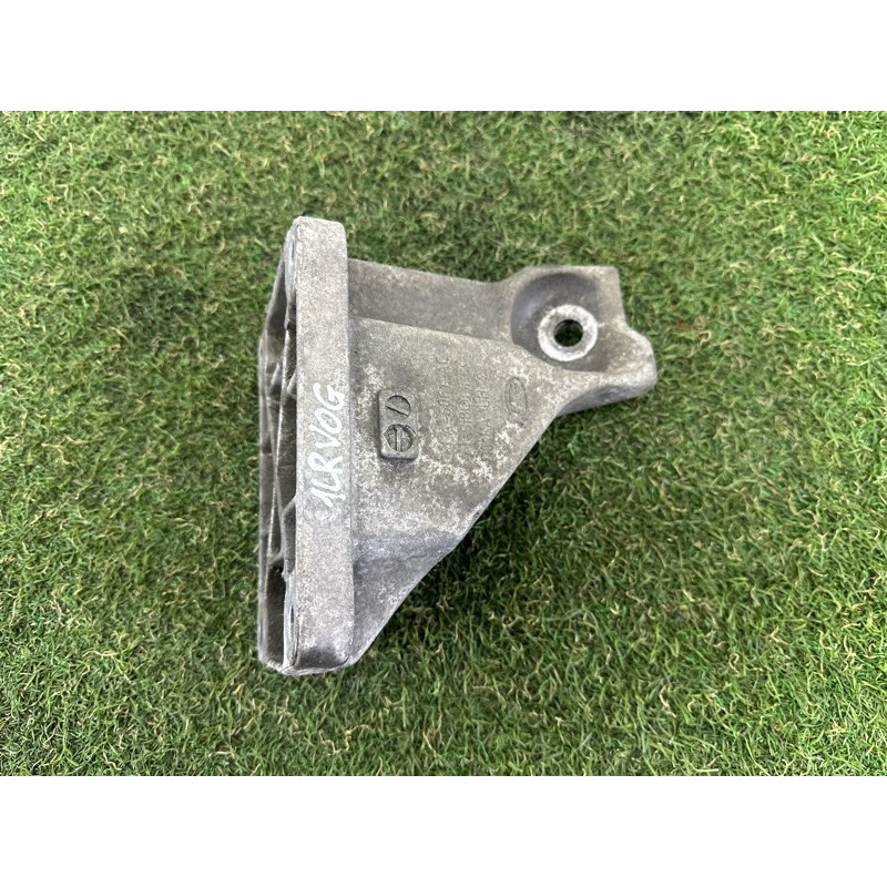 Кронштейн подушки двигателя (кронштейны двигателя) LAND ROVER Range Rover L405 2016 5.0 LR033183