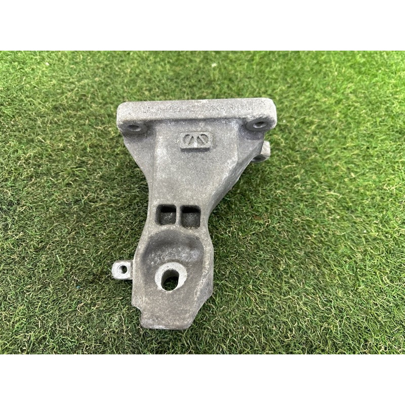 Кронштейн подушки двигателя (кронштейны двигателя) LAND ROVER Range Rover L405 2016 5.0 LR033180