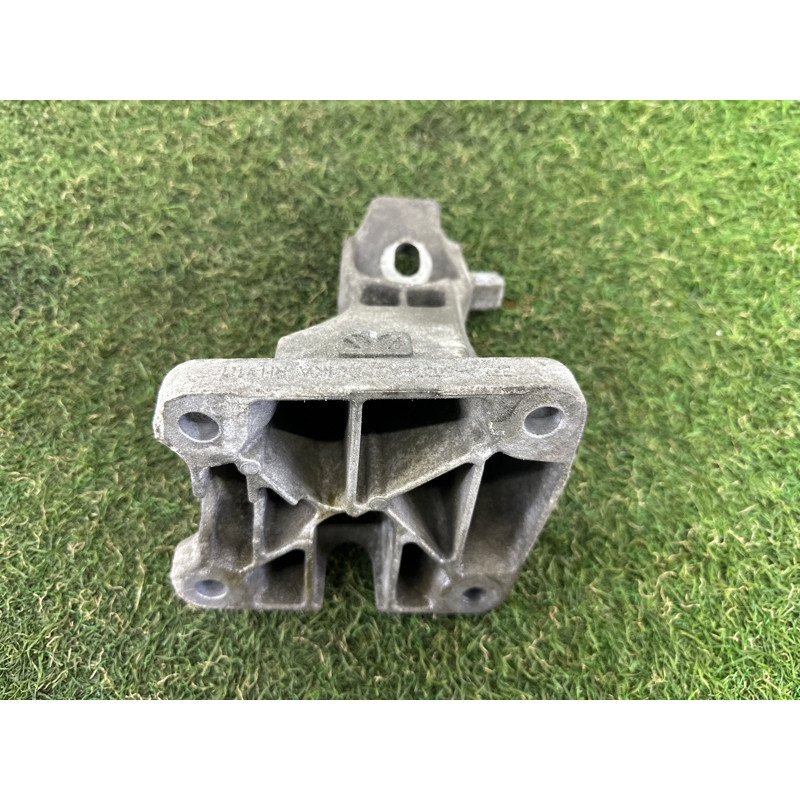 Кронштейн подушки двигателя (кронштейны двигателя) LAND ROVER Range Rover L405 2016 5.0 LR033180