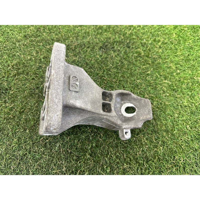 Кронштейн подушки двигателя (кронштейны двигателя) LAND ROVER Range Rover L405 2016 5.0 LR033180