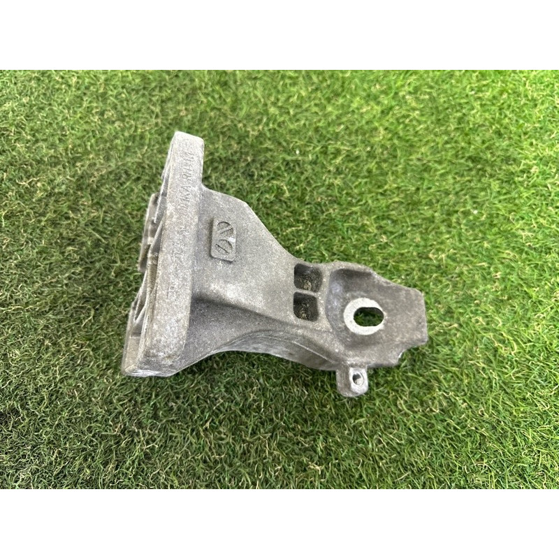 Кронштейн подушки двигателя (кронштейны двигателя) LAND ROVER Range Rover L405 2016 5.0 LR033180