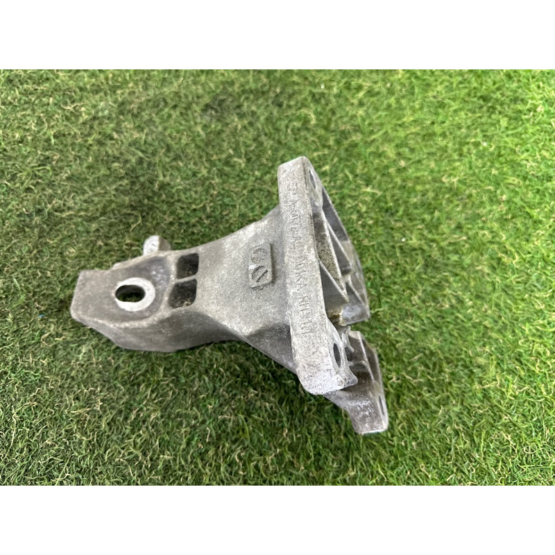 Кронштейн подушки двигателя (кронштейны двигателя) LAND ROVER Range Rover L405 2016 5.0 LR033180