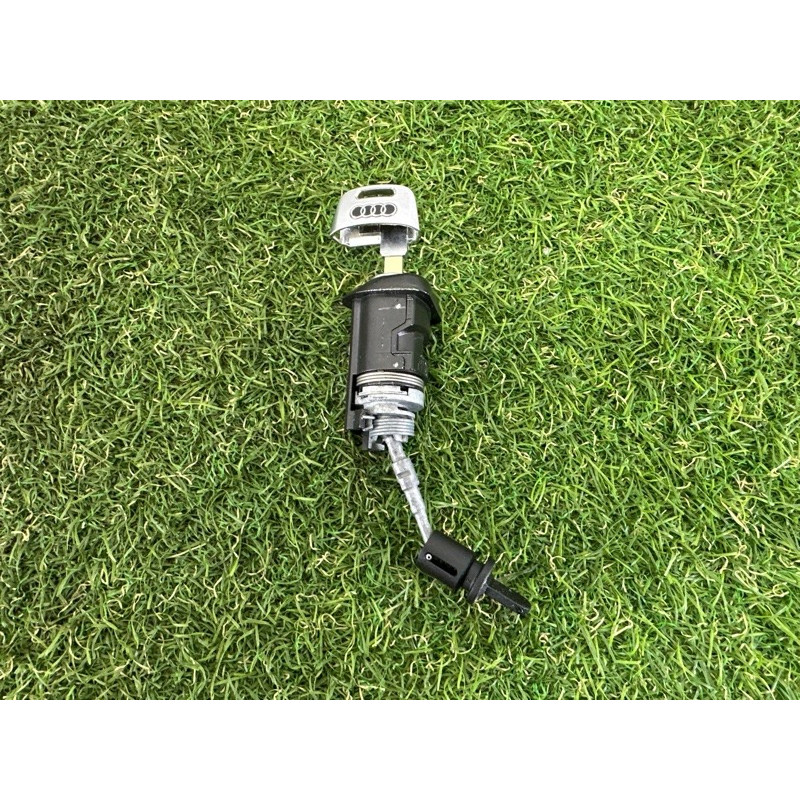 Личинка замка двери с ключом (кузов и элементы) AUDI A4 B9 2017 2.0 TFSI 107837167EN