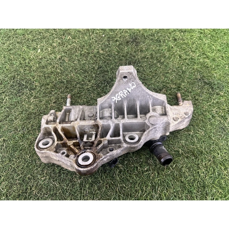 Кронштейн радиатора EGR (кронштейны двигателя) Jeep Grand Cherokee WK2 2014 3.0 Diesel 68211313AA