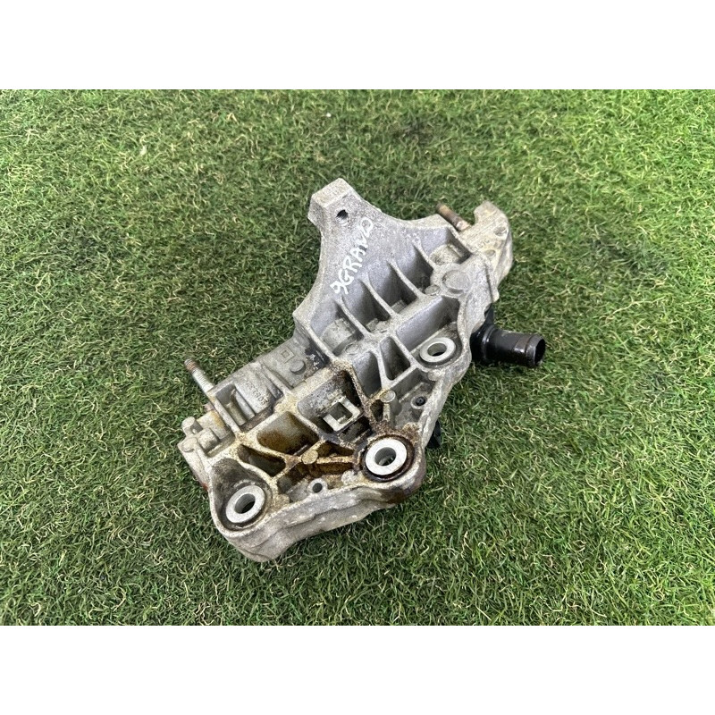 Кронштейн радиатора EGR (кронштейны двигателя) Jeep Grand Cherokee WK2 2014 3.0 Diesel 68211313AA