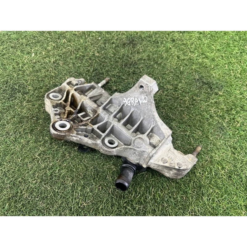 Кронштейн радиатора EGR (кронштейны двигателя) Jeep Grand Cherokee WK2 2014 3.0 Diesel 68211313AA