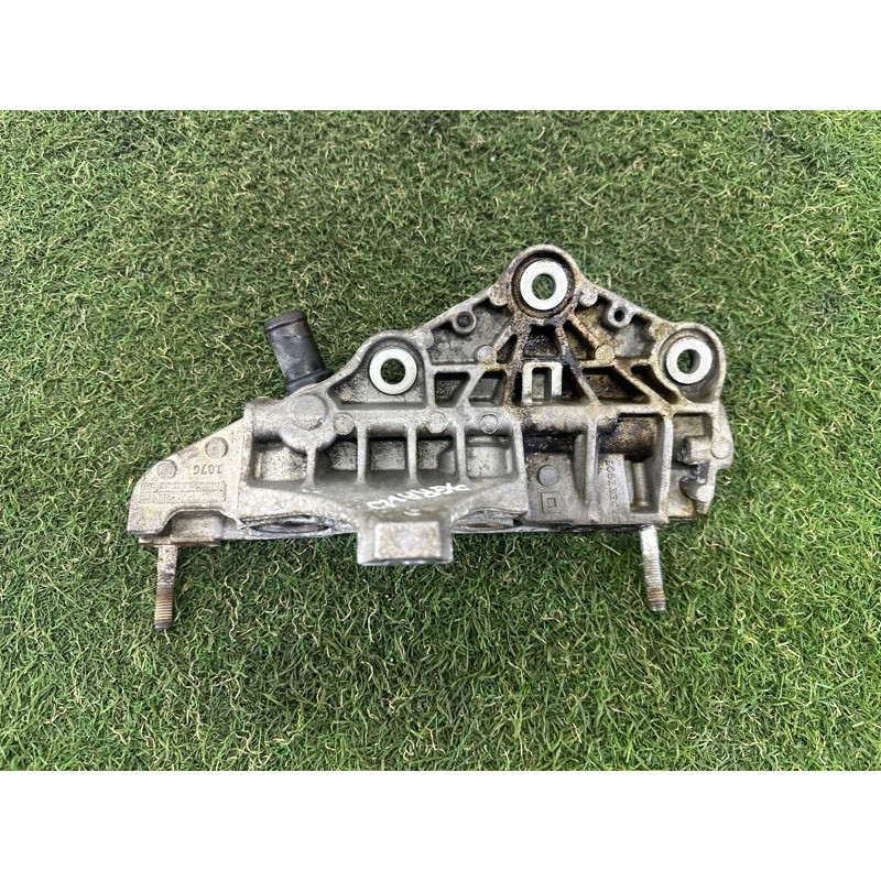 Кронштейн радиатора EGR (кронштейны двигателя) Jeep Grand Cherokee WK2 2014 3.0 Diesel 68211313AA