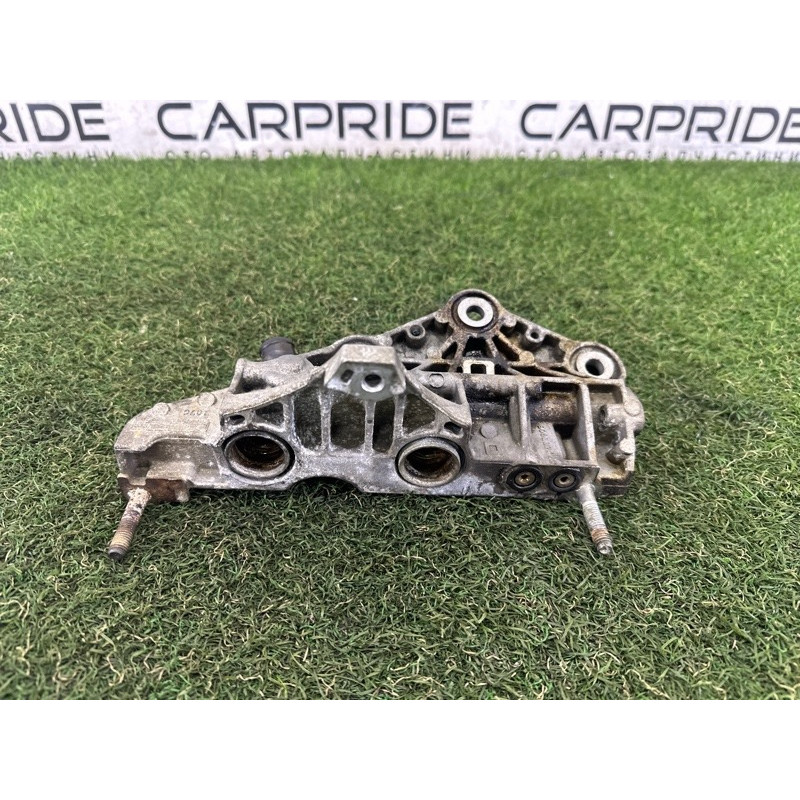 Кронштейн радиатора EGR (кронштейны двигателя) Jeep Grand Cherokee WK2 2014 3.0 Diesel 68211313AA