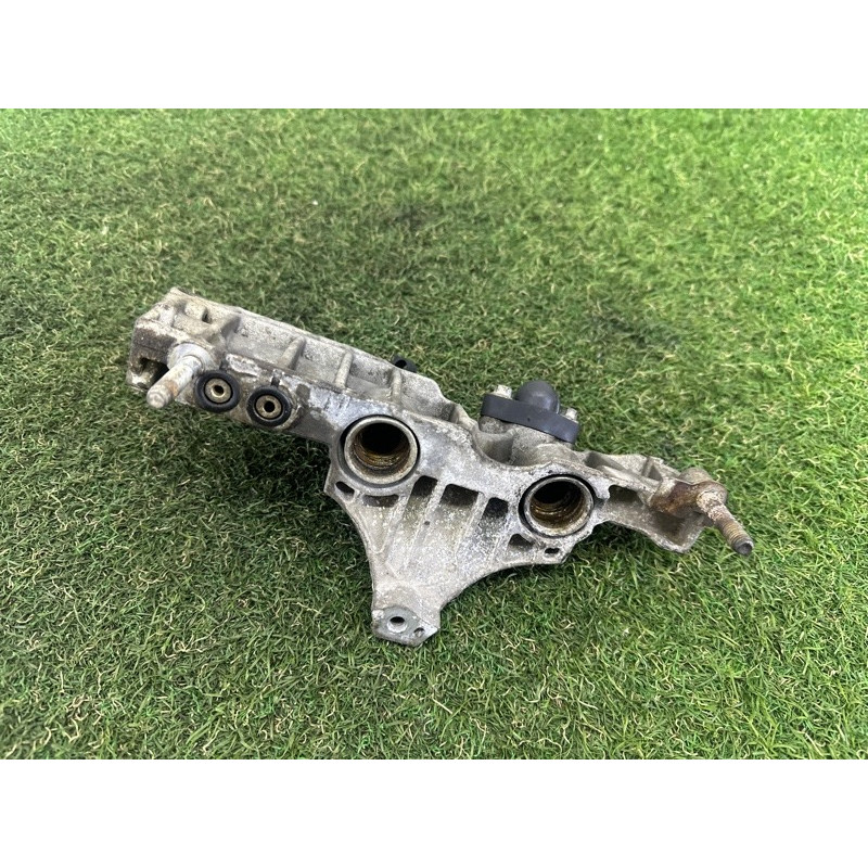 Кронштейн радиатора EGR (кронштейны двигателя) Jeep Grand Cherokee WK2 2014 3.0 Diesel 68211313AA