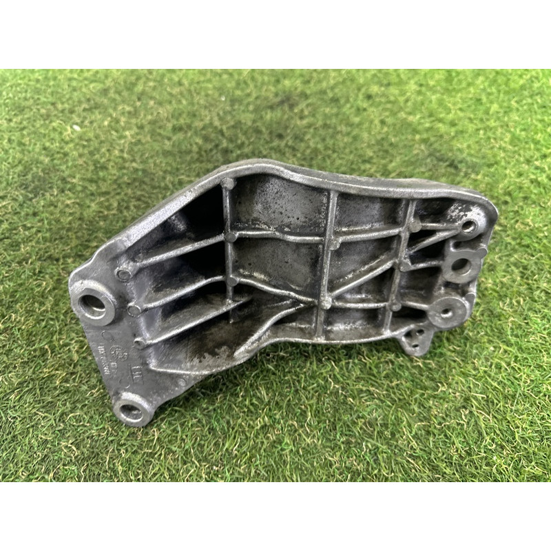 Кронштейн генератора (кронштейны двигателя) Jeep Grand Cherokee WK2 2014 3.0 Diesel