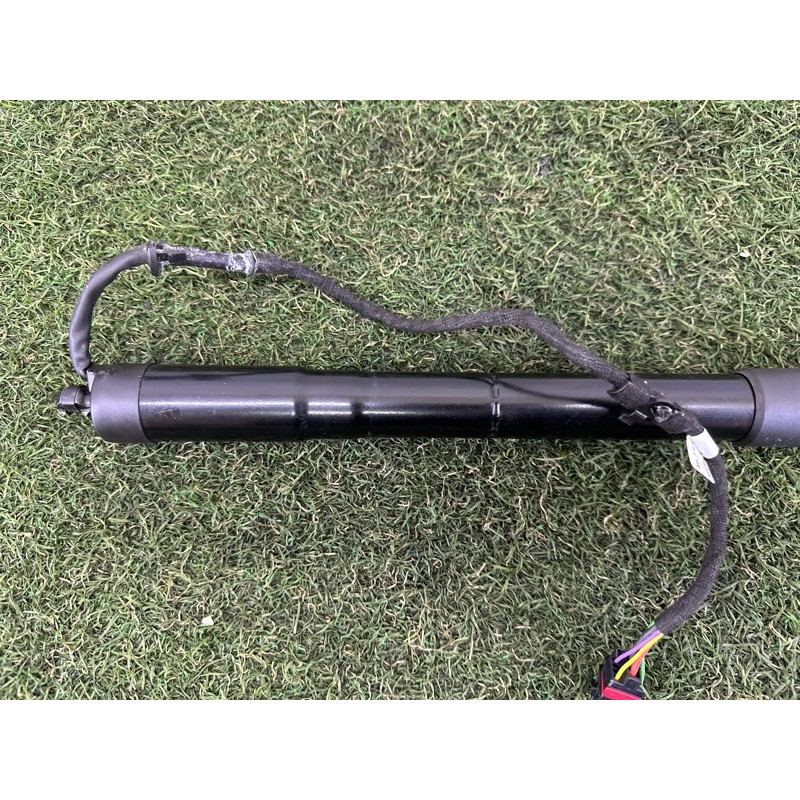 Привод двери багажника (электрика) Volkswagen Touareg NF 2011 3.6 7P6827851FIIT