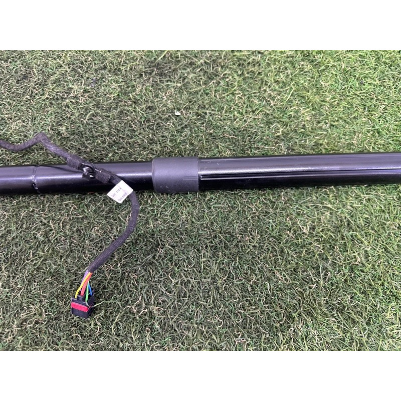 Привод двери багажника (электрика) Volkswagen Touareg NF 2011 3.6 7P6827851FIIT