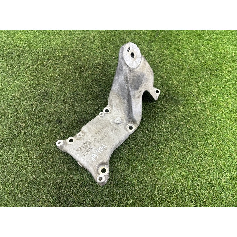 Кронштейн подушки двигателя (кронштейны двигателя) Volkswagen Touareg NF 2013 3.0 Hybrid 7P0199307