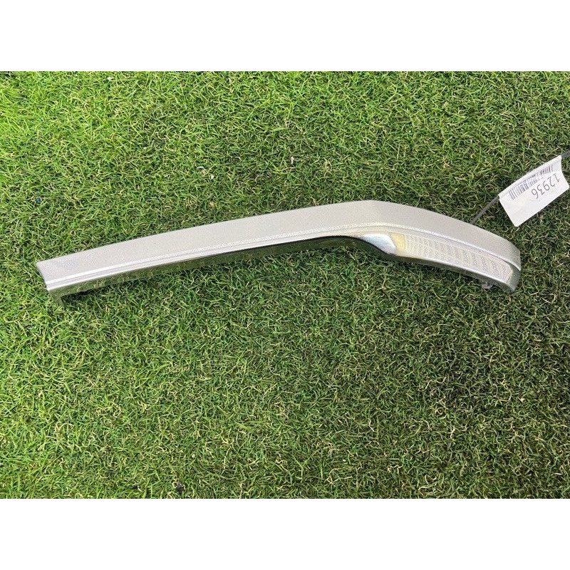 Молдинг решітки радіатора (кузов і елементи) Toyota Hilux GUN125 531230K060