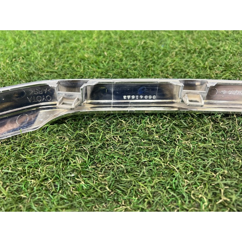 Молдинг решітки радіатора (кузов і елементи) Toyota Hilux GUN125 531230K060