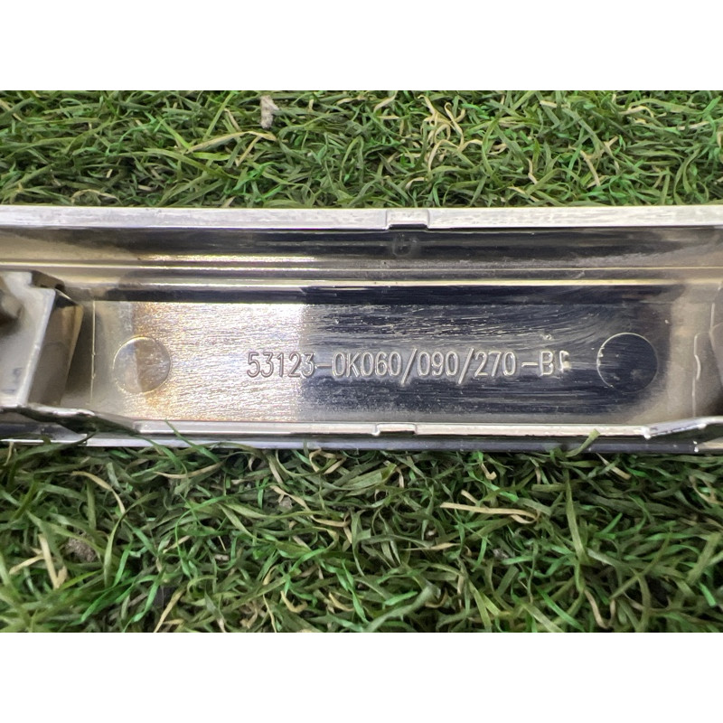 Молдинг решітки радіатора (кузов і елементи) Toyota Hilux GUN125 531230K060