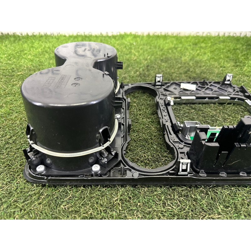 Декоративная накладка центральной консоли (салон) Volkswagen Touareg NF 2013 3.0 Hybrid 7P1863212GMN3