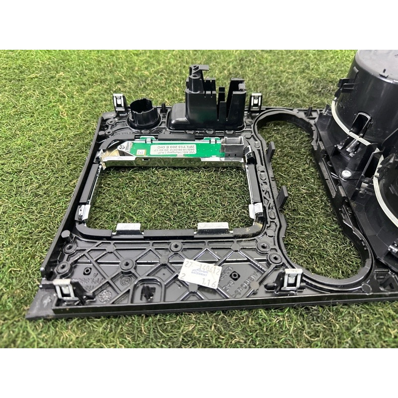 Декоративная накладка центральной консоли (салон) Volkswagen Touareg NF 2013 3.0 Hybrid 7P1863212GMN3