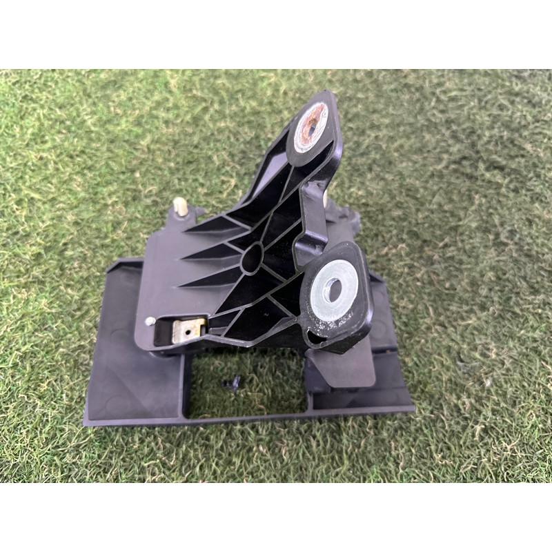 Кронштейн датчика слепых зон (кузов и элементы) LAND ROVER Range Rover L405 2016 5.0 LR071747