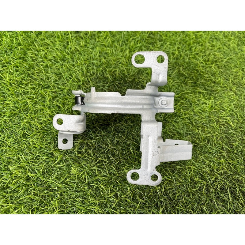 Кронштейн дополнительного насоса ОЖ (кронштейны двигателя) Mercedes-Benz EQB 350 X243 2022 A2435040600