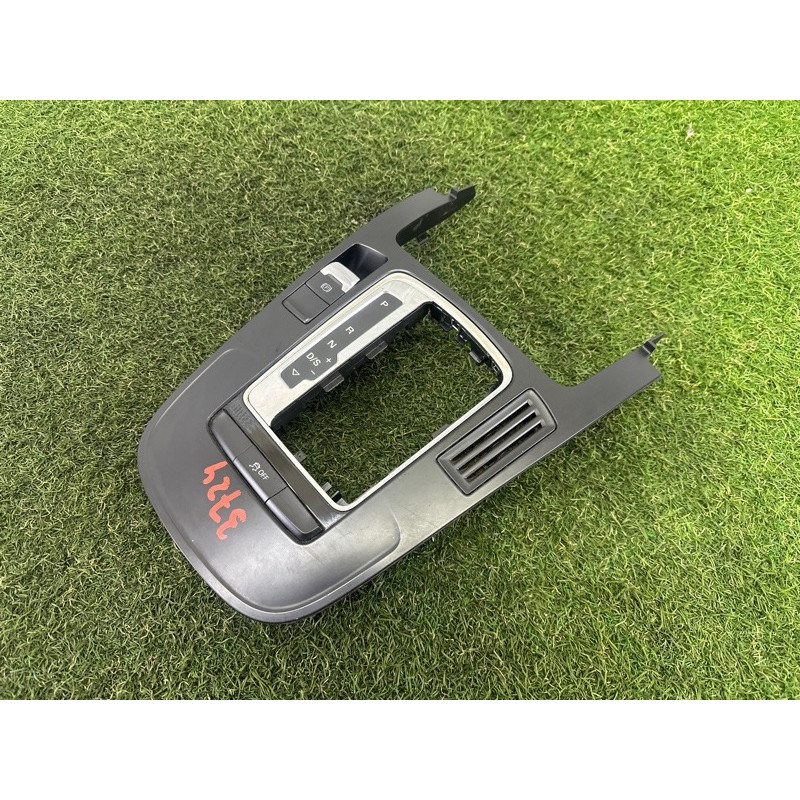 Накладка центральной консоли (салон) AUDI A4 B8 2014 2.0 TFSI 8K0864261DV10