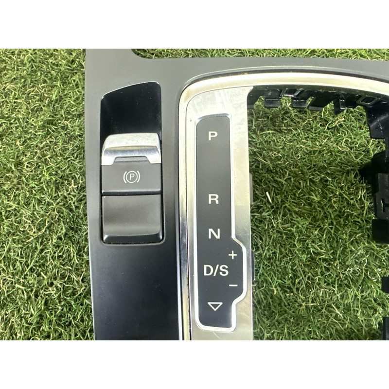 Накладка центральной консоли (салон) AUDI A4 B8 2014 2.0 TFSI 8K0864261DV10